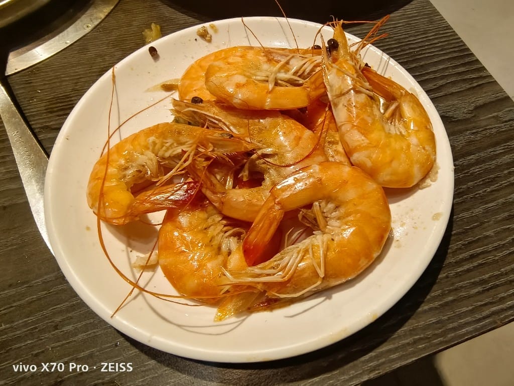 【新莊美食】千葉火鍋，漲價後的假日菜色有雞佛和螃蟹，還有草莓及玫瑰曠世奇派哦！