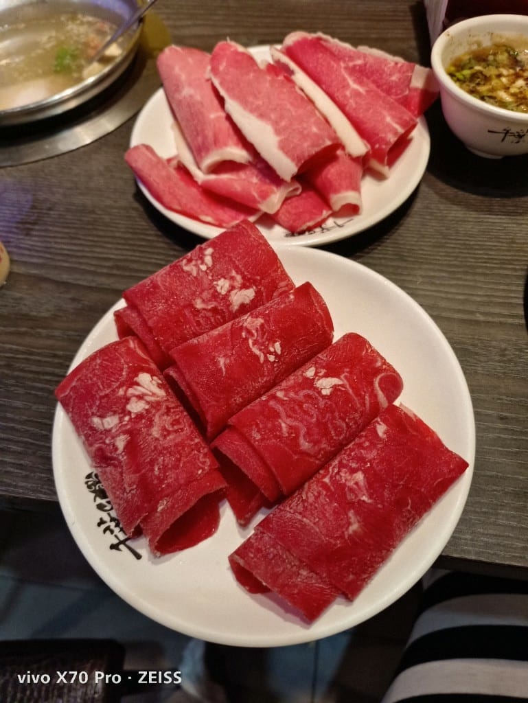【新莊美食】千葉火鍋，漲價後的假日菜色有雞佛和螃蟹，還有草莓及玫瑰曠世奇派哦！