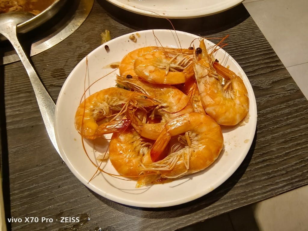 【新莊美食】千葉火鍋，漲價後的假日菜色有雞佛和螃蟹，還有草莓及玫瑰曠世奇派哦！