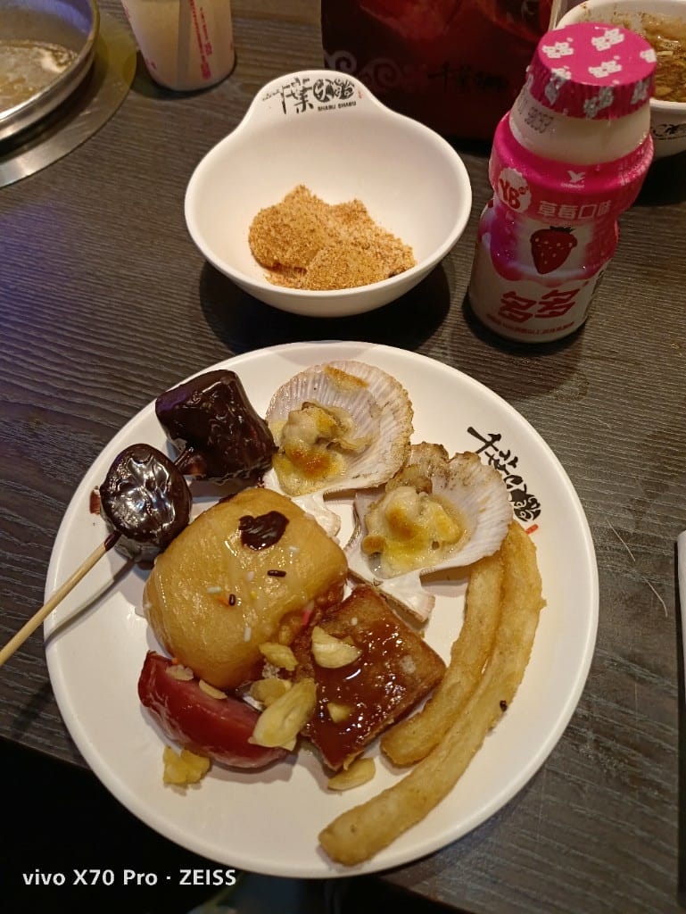 【新莊美食】千葉火鍋，漲價後的假日菜色有雞佛和螃蟹，還有草莓及玫瑰曠世奇派哦！