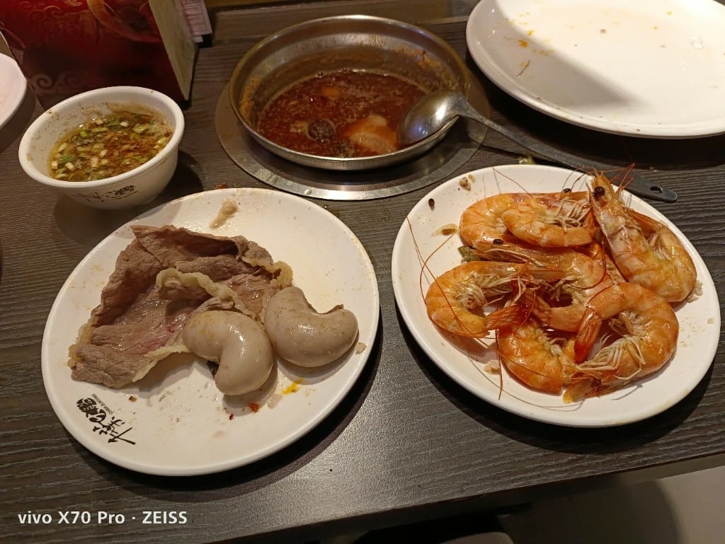 【新莊美食】千葉火鍋，漲價後的假日菜色有雞佛和螃蟹，還有草莓及玫瑰曠世奇派哦！