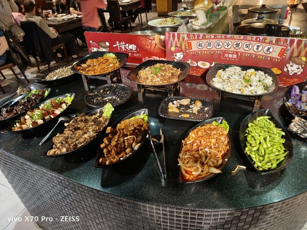 【新莊美食】千葉火鍋，漲價後的假日菜色有雞佛和螃蟹，還有草莓及玫瑰曠世奇派哦！
