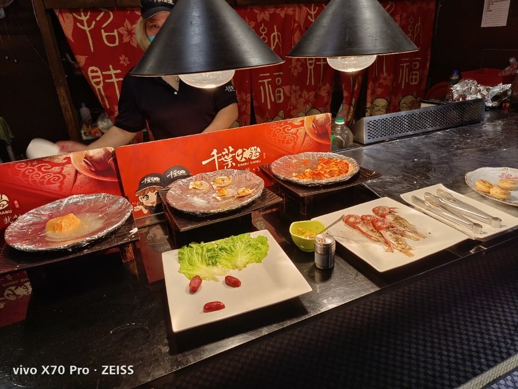 【新莊美食】千葉火鍋，漲價後的假日菜色有雞佛和螃蟹，還有草莓及玫瑰曠世奇派哦！