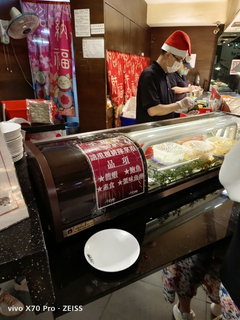 【新莊美食】千葉火鍋，漲價後的假日菜色有雞佛和螃蟹，還有草莓及玫瑰曠世奇派哦！