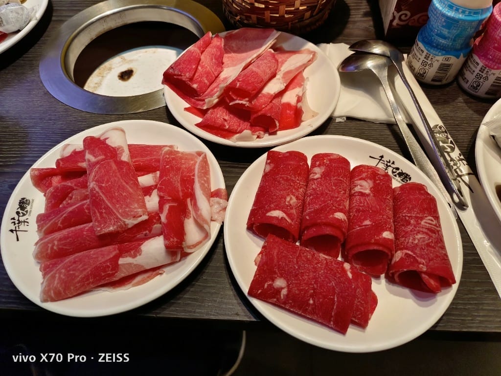【新莊美食】千葉火鍋，漲價後的假日菜色有雞佛和螃蟹，還有草莓及玫瑰曠世奇派哦！