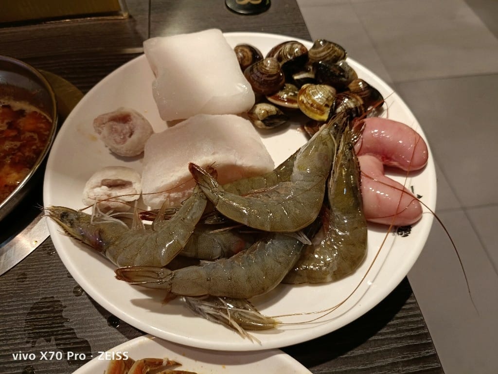 【新莊美食】千葉火鍋，漲價後的假日菜色有雞佛和螃蟹，還有草莓及玫瑰曠世奇派哦！