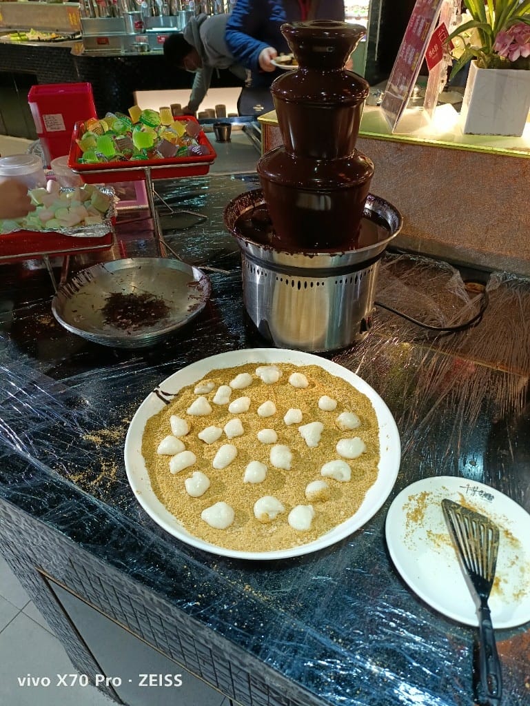 【新莊美食】千葉火鍋，漲價後的假日菜色有雞佛和螃蟹，還有草莓及玫瑰曠世奇派哦！