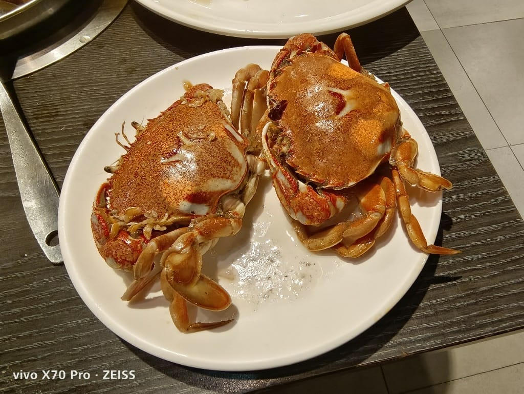 【新莊美食】千葉火鍋，漲價後的假日菜色有雞佛和螃蟹，還有草莓及玫瑰曠世奇派哦！