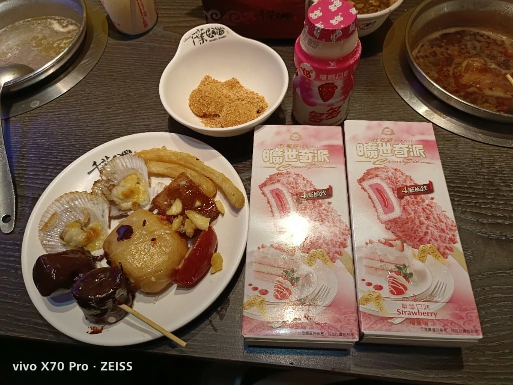【新莊美食】千葉火鍋，漲價後的假日菜色有雞佛和螃蟹，還有草莓及玫瑰曠世奇派哦！