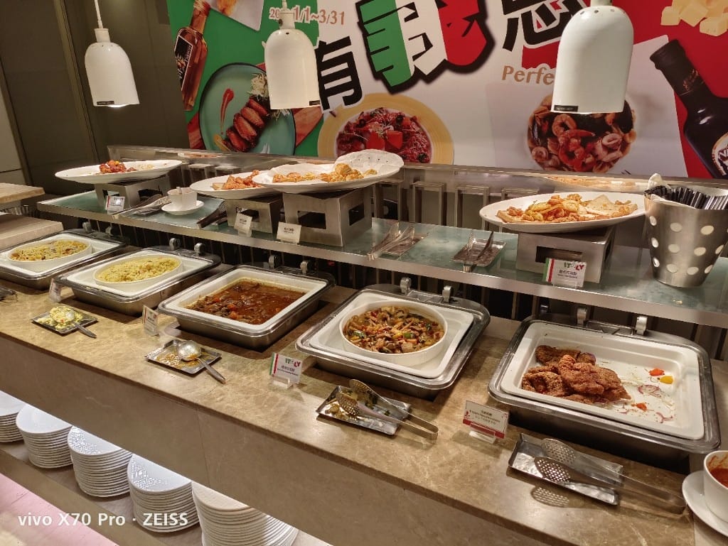 【台北美食】老爺大酒店LeCafe晚餐，小而精巧的飯店百匯