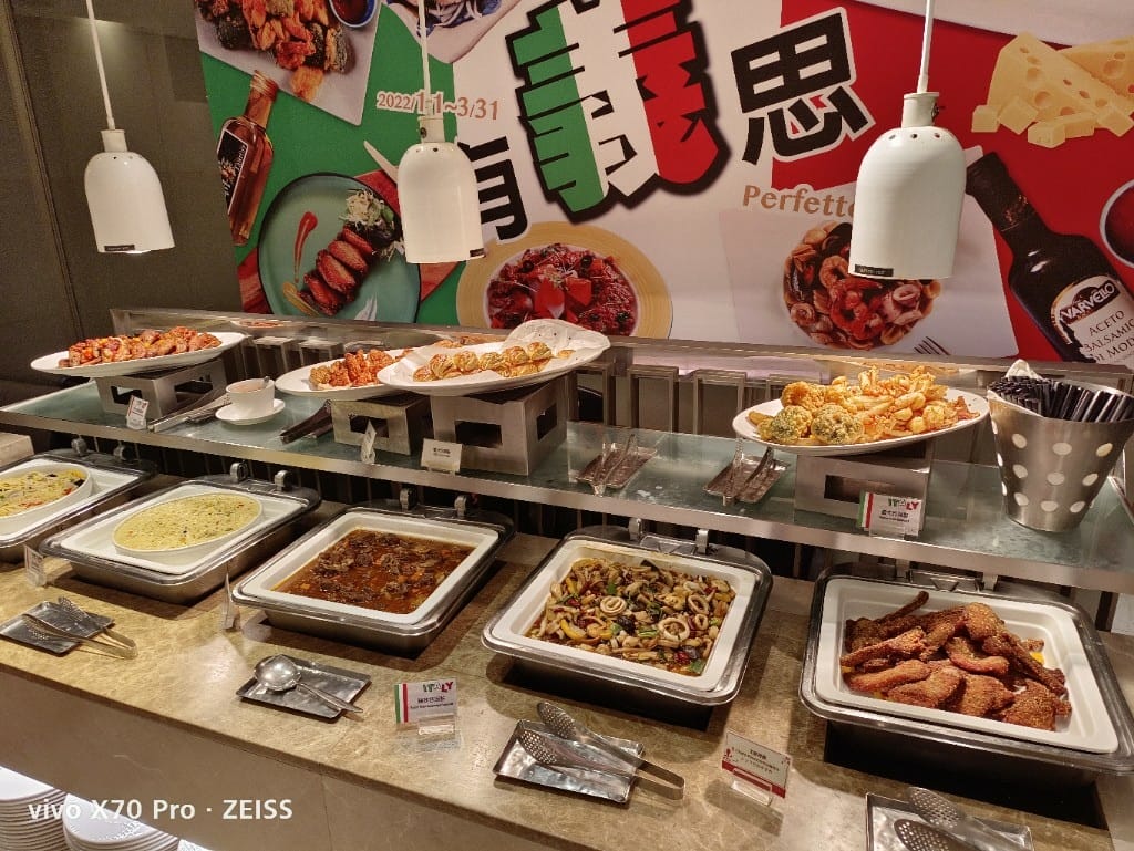 【台北美食】老爺大酒店LeCafe晚餐，小而精巧的飯店百匯