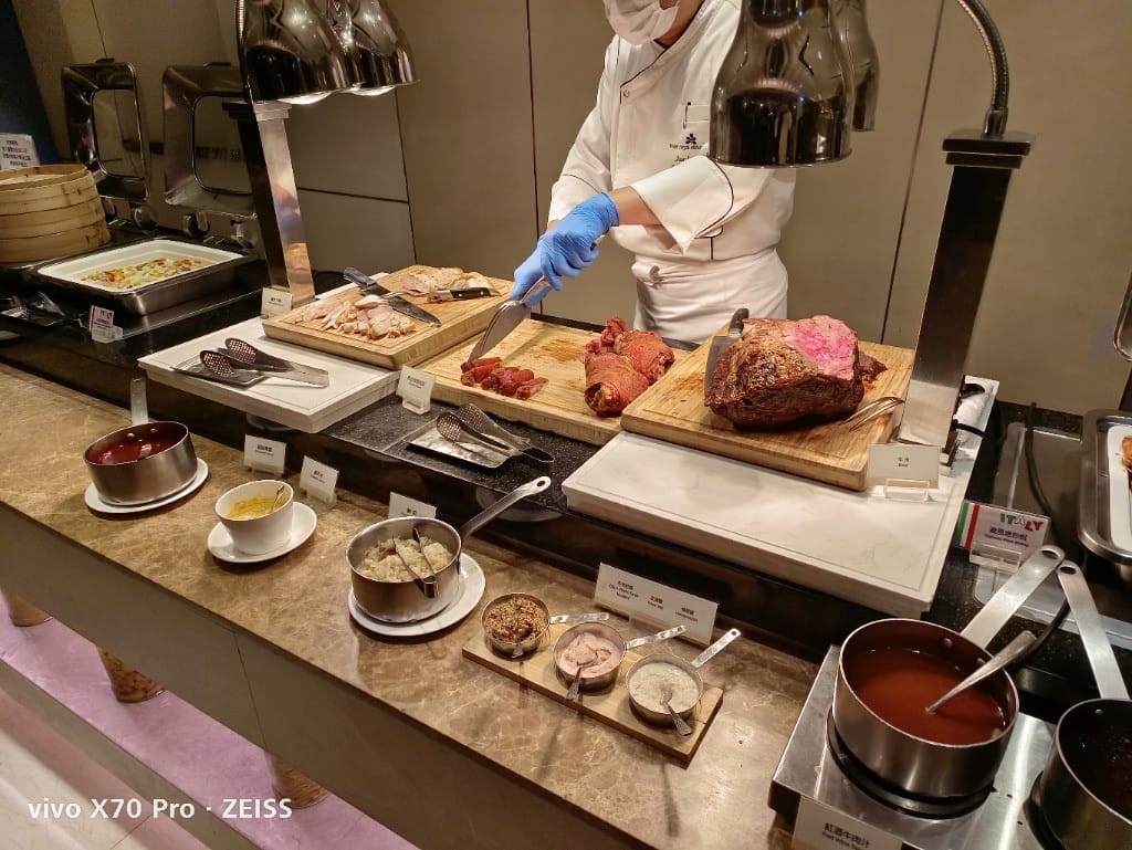 【台北美食】老爺大酒店LeCafe晚餐，小而精巧的飯店百匯