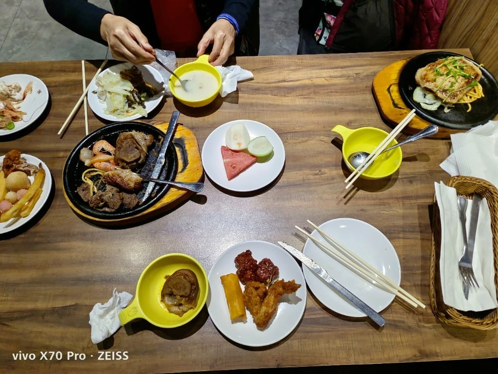 【中和美食】我家牛排中和店3訪，據聞是被牛排耽誤的水果店，299起吃到飽❤️
