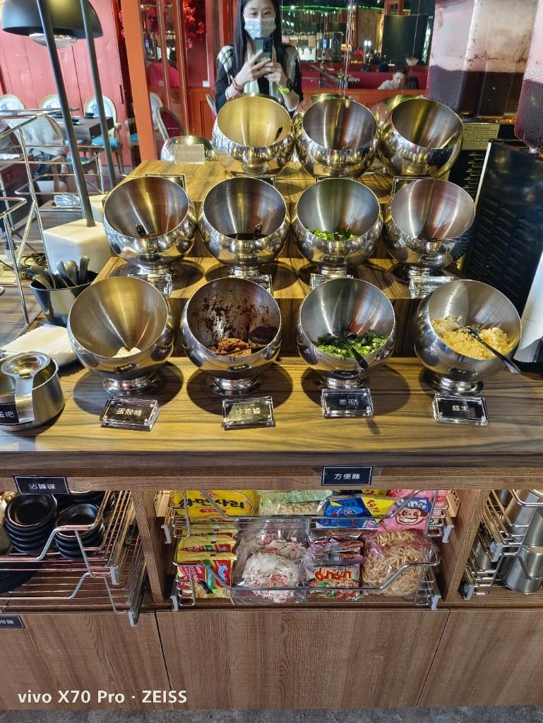 【台北美食】辛巴適麻辣鍋，環境舒適但餐點差強人意的麻辣鍋新品牌