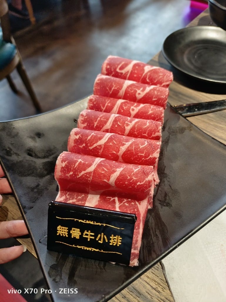 【台北美食】辛巴適麻辣鍋，環境舒適但餐點差強人意的麻辣鍋新品牌
