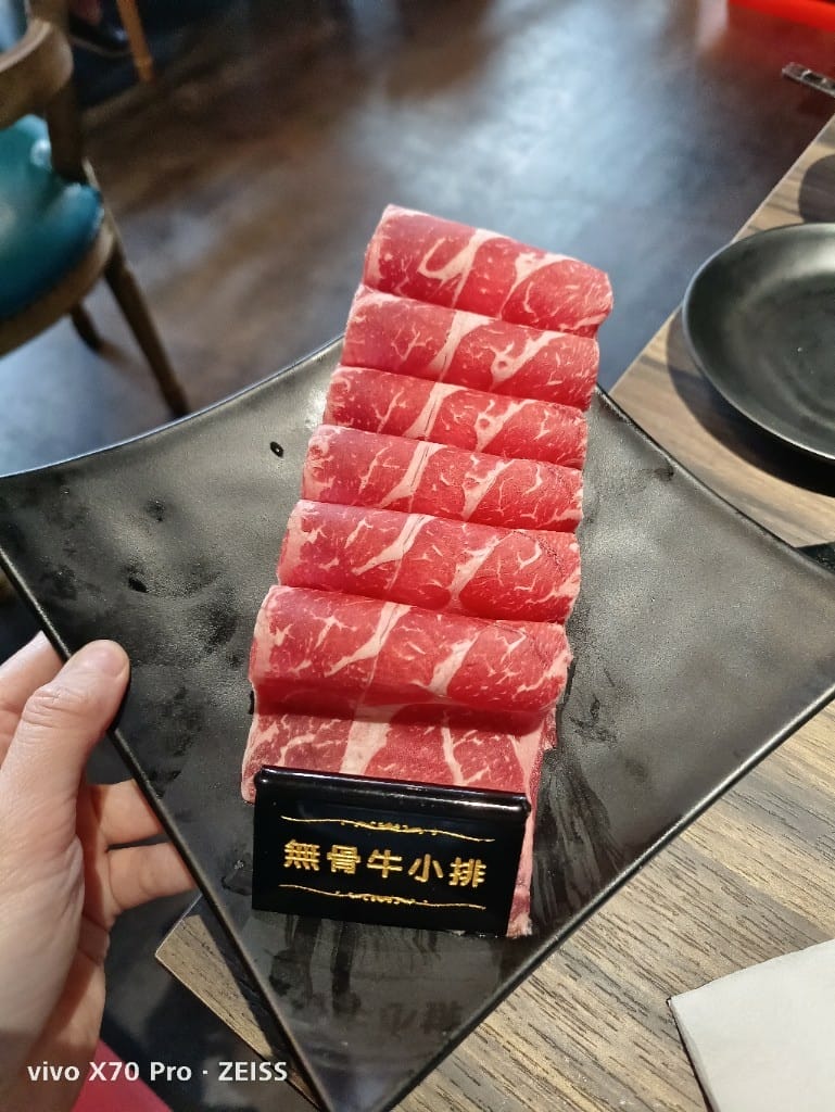 【台北美食】辛巴適麻辣鍋，環境舒適但餐點差強人意的麻辣鍋新品牌
