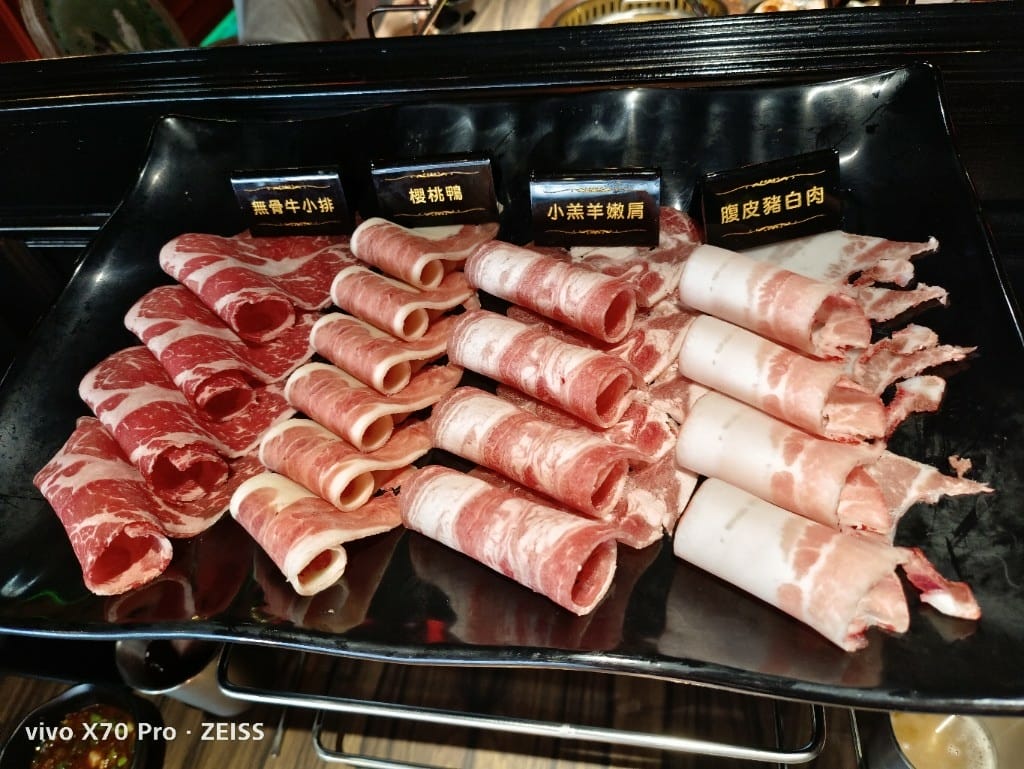 【台北美食】辛巴適麻辣鍋，環境舒適但餐點差強人意的麻辣鍋新品牌