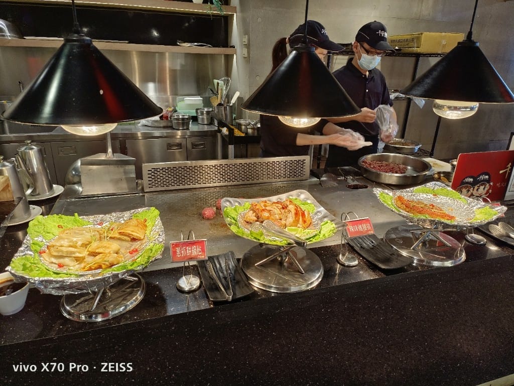 【桃園龜山美食】千葉林口尊爵館，除了火鍋還有黑白切和現作紅豆餅的平價百匯☺️