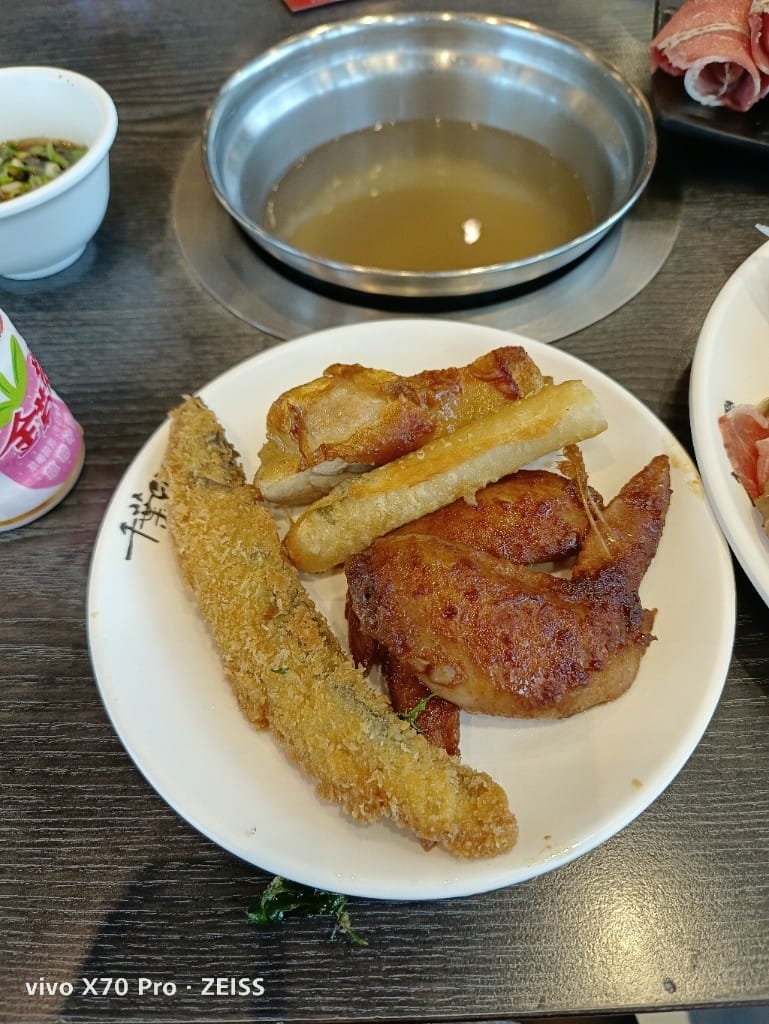 【桃園龜山美食】千葉林口尊爵館，除了火鍋還有黑白切和現作紅豆餅的平價百匯☺️