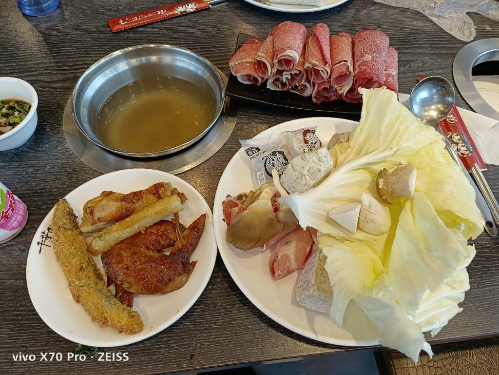 【桃園龜山美食】千葉林口尊爵館，除了火鍋還有黑白切和現作紅豆餅的平價百匯☺️