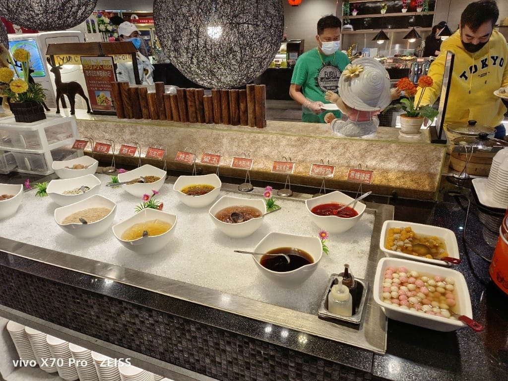 【桃園龜山美食】千葉林口尊爵館，除了火鍋還有黑白切和現作紅豆餅的平價百匯☺️