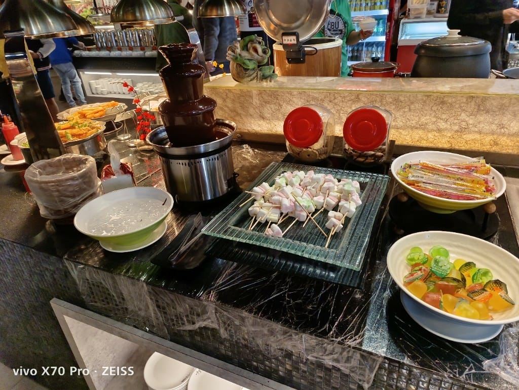 【桃園龜山美食】千葉林口尊爵館，除了火鍋還有黑白切和現作紅豆餅的平價百匯☺️