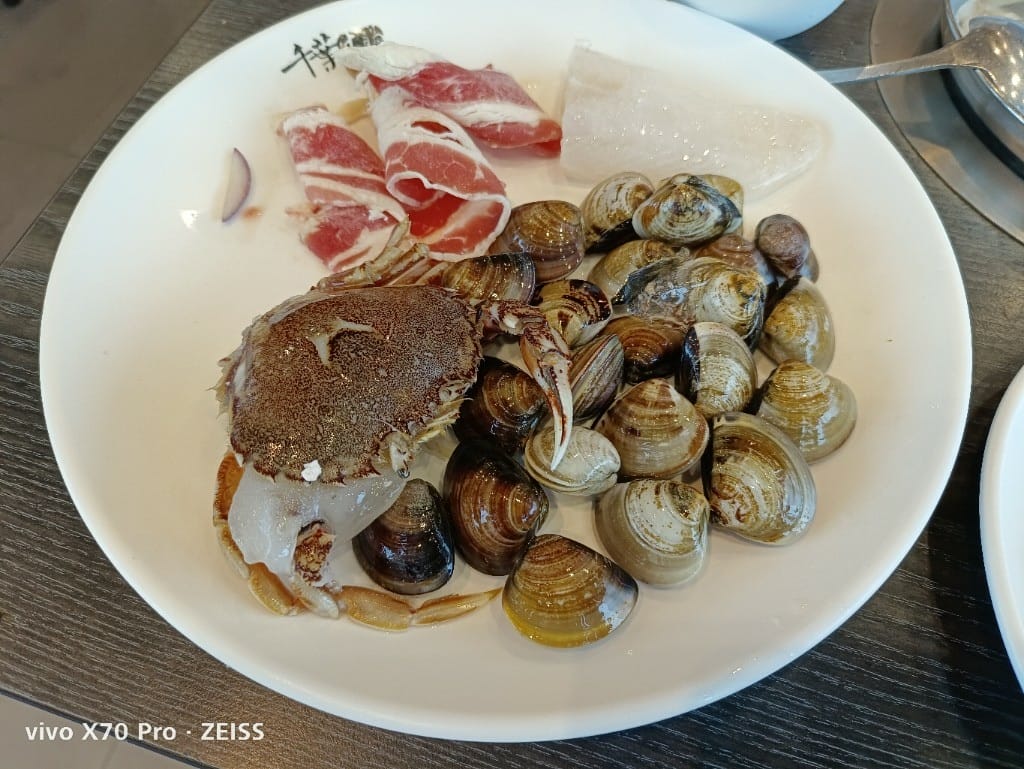 【桃園龜山美食】千葉林口尊爵館，除了火鍋還有黑白切和現作紅豆餅的平價百匯☺️