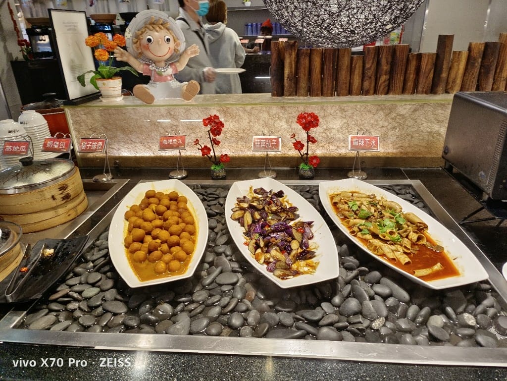 【桃園龜山美食】千葉林口尊爵館，除了火鍋還有黑白切和現作紅豆餅的平價百匯☺️
