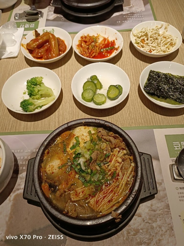 【新莊美食】豆腐村，小菜吃飽飽的美味韓式豆腐鍋😋