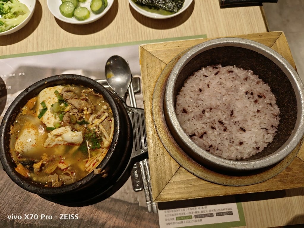 【新莊美食】豆腐村，小菜吃飽飽的美味韓式豆腐鍋😋