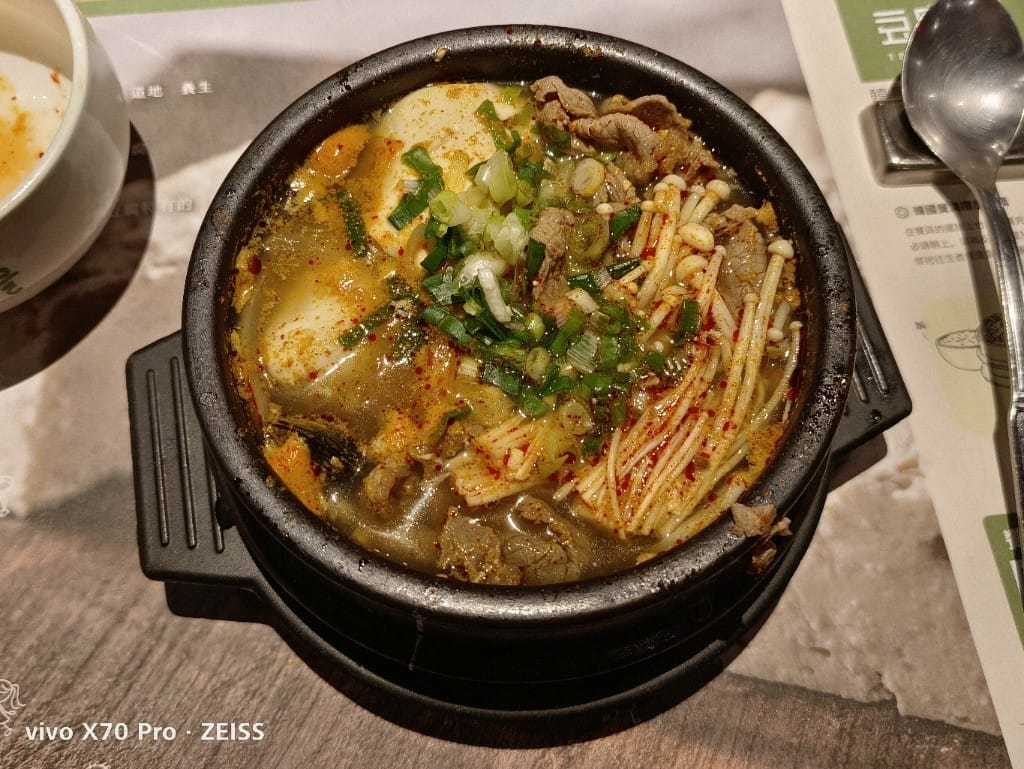 【新莊美食】豆腐村，小菜吃飽飽的美味韓式豆腐鍋😋