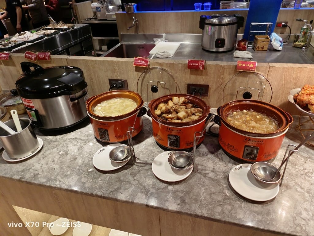 【淡水美食】千葉淡水尊爵館，竟然有手作舒芙蕾的平價火鍋吃到飽❤️