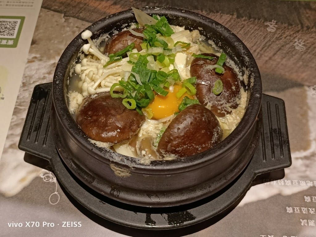【新莊美食】豆腐村，小菜吃飽飽的美味韓式豆腐鍋😋