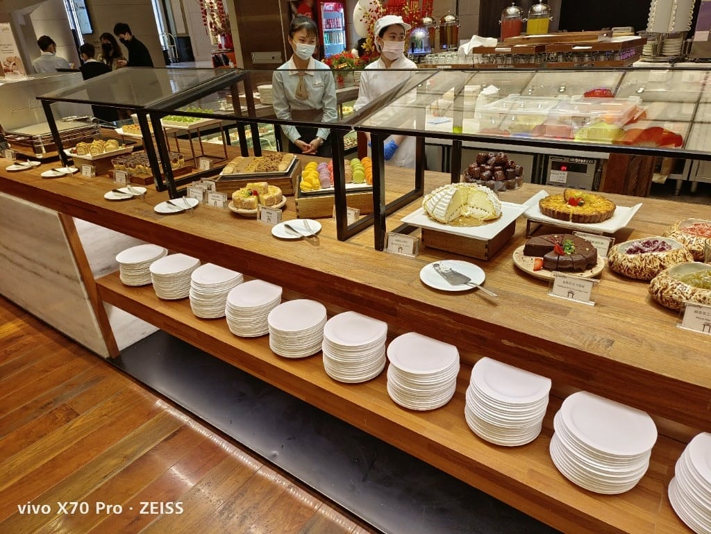 【台北美食】美福彩匯午餐，除了美味的爐烤牛排和牛肉湯，還多了生蠔自由，最後還有滿滿甜點❤️