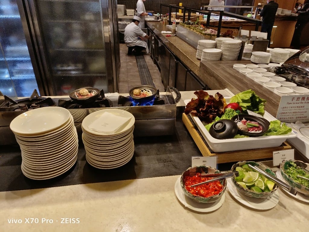 【台北美食】美福彩匯午餐，除了美味的爐烤牛排和牛肉湯，還多了生蠔自由，最後還有滿滿甜點❤️