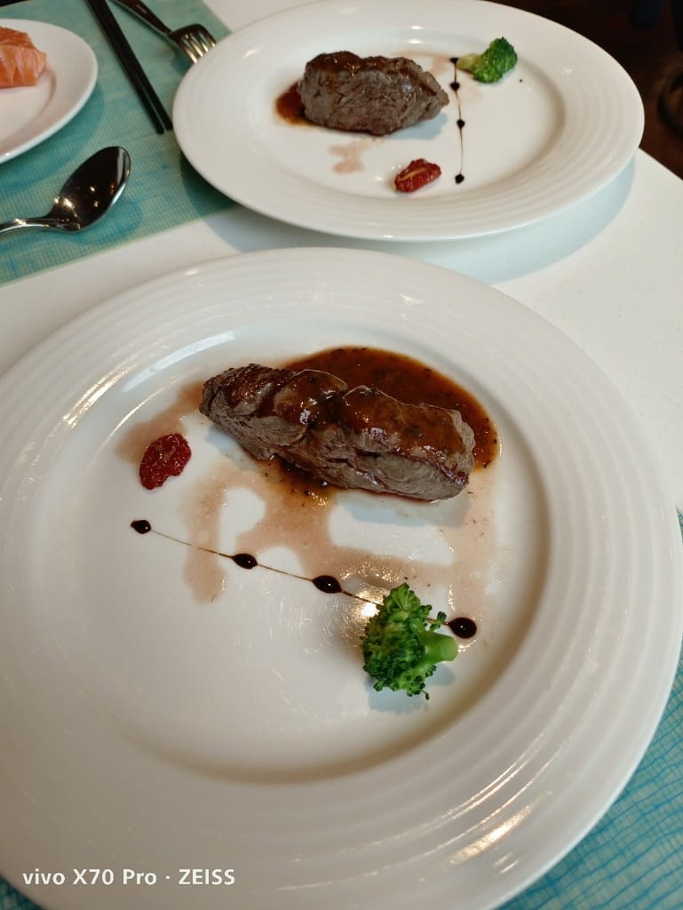 【台北美食】美福彩匯午餐，除了美味的爐烤牛排和牛肉湯，還多了生蠔自由，最後還有滿滿甜點❤️