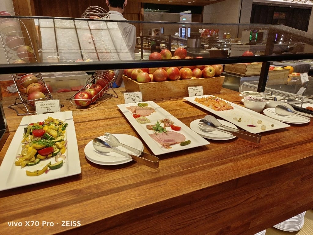【台北美食】美福彩匯午餐，除了美味的爐烤牛排和牛肉湯，還多了生蠔自由，最後還有滿滿甜點❤️