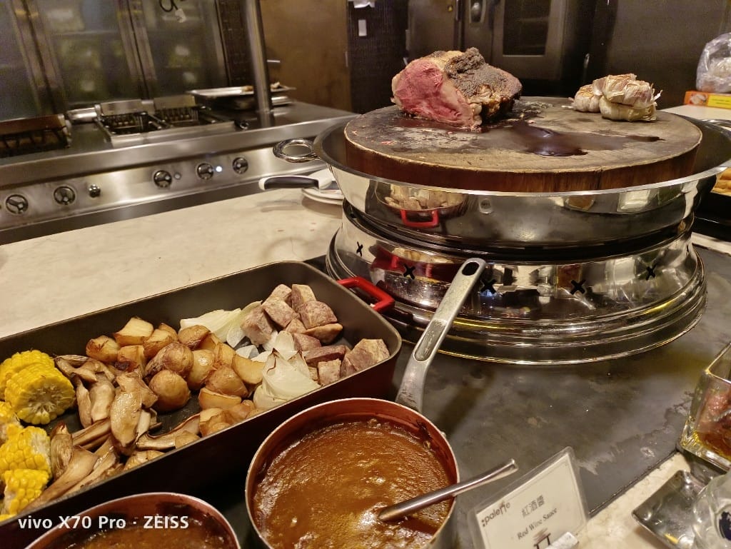 【台北美食】美福彩匯午餐，除了美味的爐烤牛排和牛肉湯，還多了生蠔自由，最後還有滿滿甜點❤️