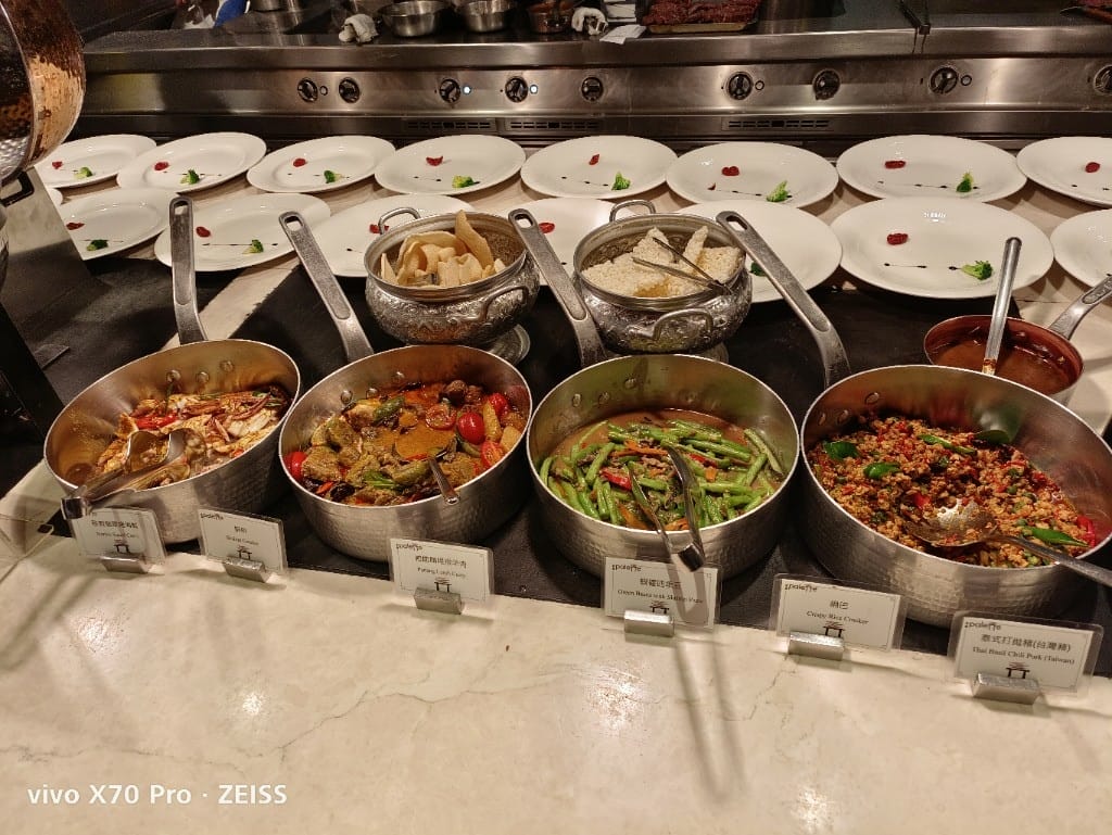 【台北美食】美福彩匯午餐，除了美味的爐烤牛排和牛肉湯，還多了生蠔自由，最後還有滿滿甜點❤️