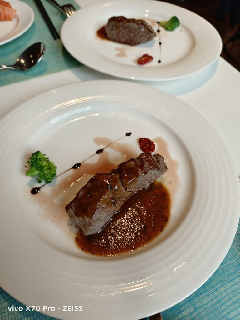 【台北美食】美福彩匯午餐，除了美味的爐烤牛排和牛肉湯，還多了生蠔自由，最後還有滿滿甜點❤️
