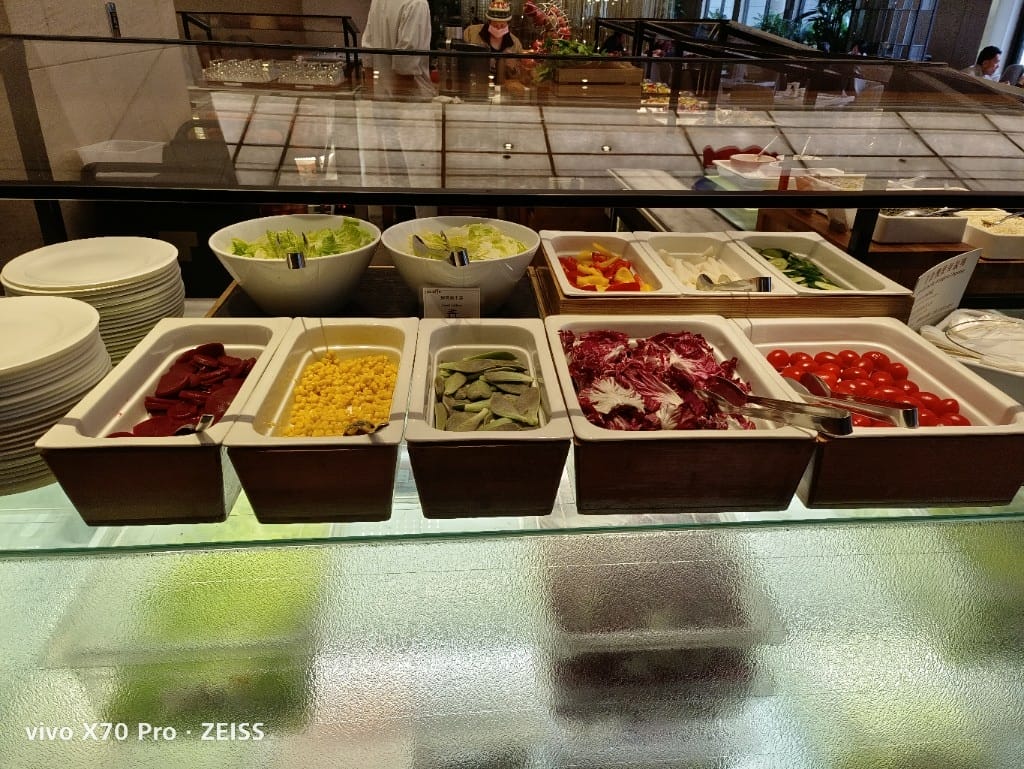 【台北美食】美福彩匯午餐，除了美味的爐烤牛排和牛肉湯，還多了生蠔自由，最後還有滿滿甜點❤️
