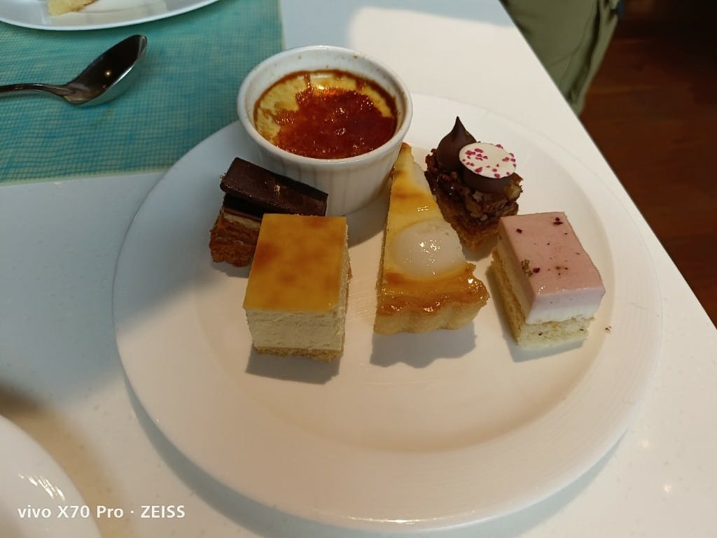 【台北美食】美福彩匯午餐，除了美味的爐烤牛排和牛肉湯，還多了生蠔自由，最後還有滿滿甜點❤️