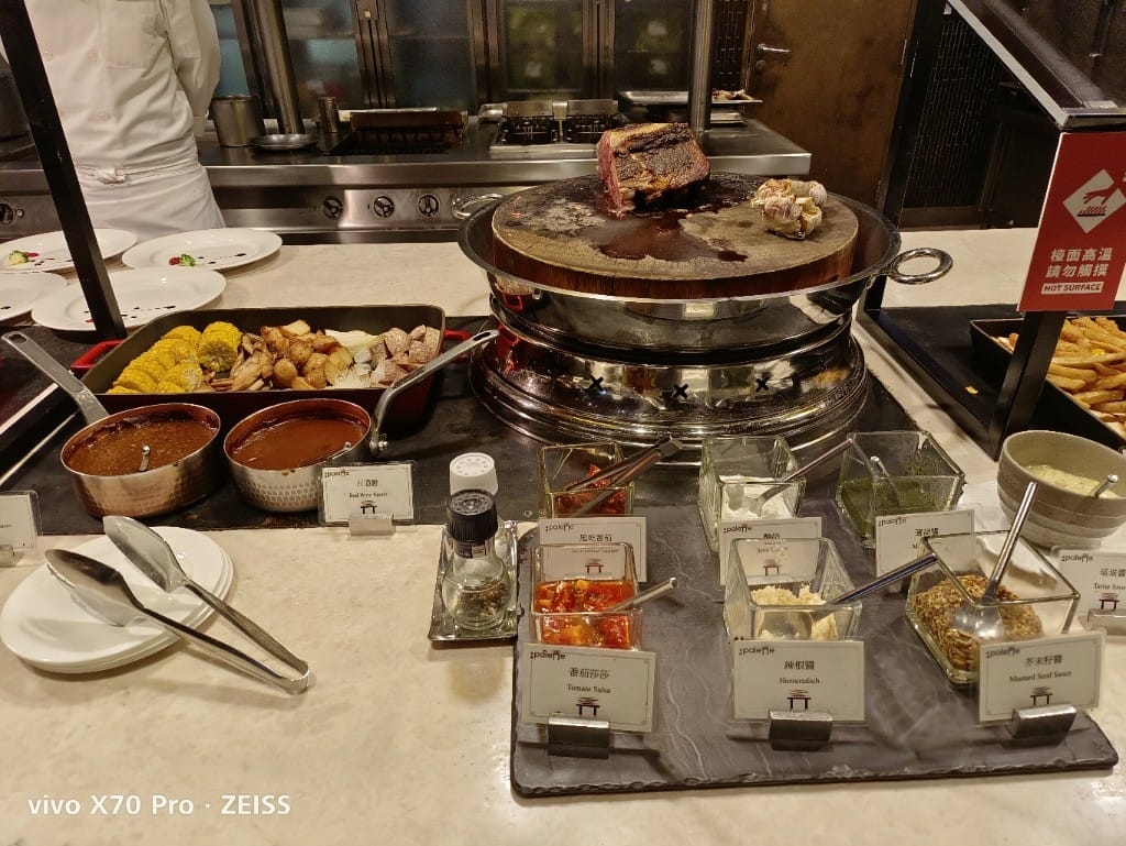 【台北美食】美福彩匯午餐，除了美味的爐烤牛排和牛肉湯，還多了生蠔自由，最後還有滿滿甜點❤️