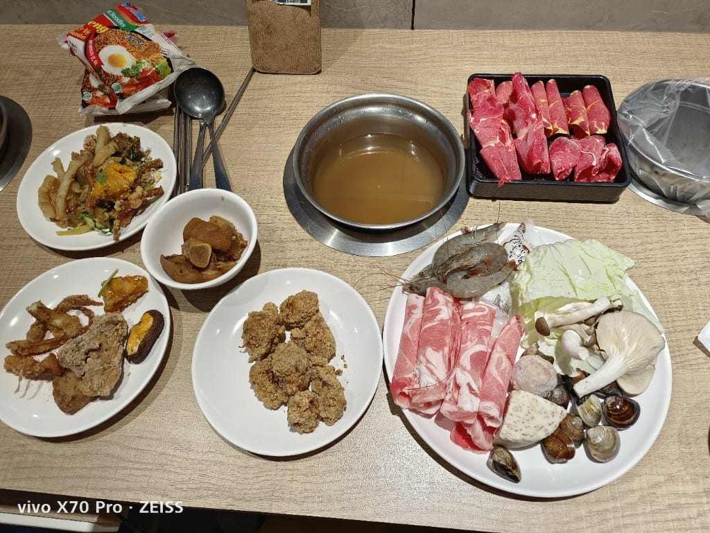 【板橋美食】吉哆火鍋百匯，板橋最愛平價火鍋有新主題啦！鹹酥雞吃起來😂 20220222