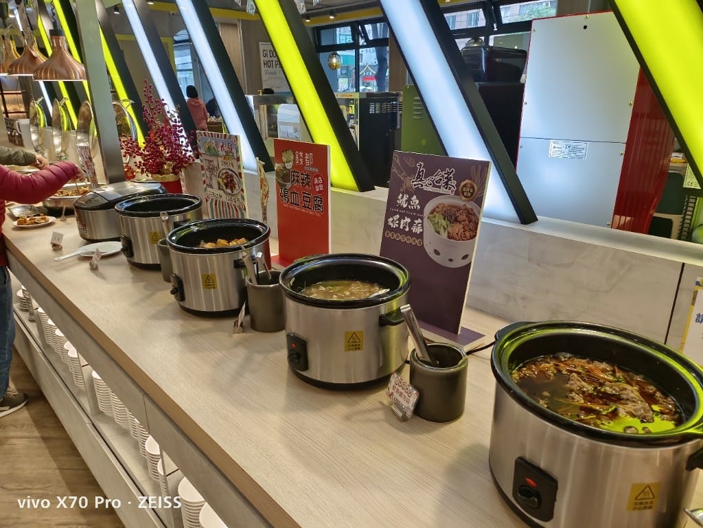 【板橋美食】吉哆火鍋百匯，板橋最愛平價火鍋有新主題啦！鹹酥雞吃起來😂 20220222