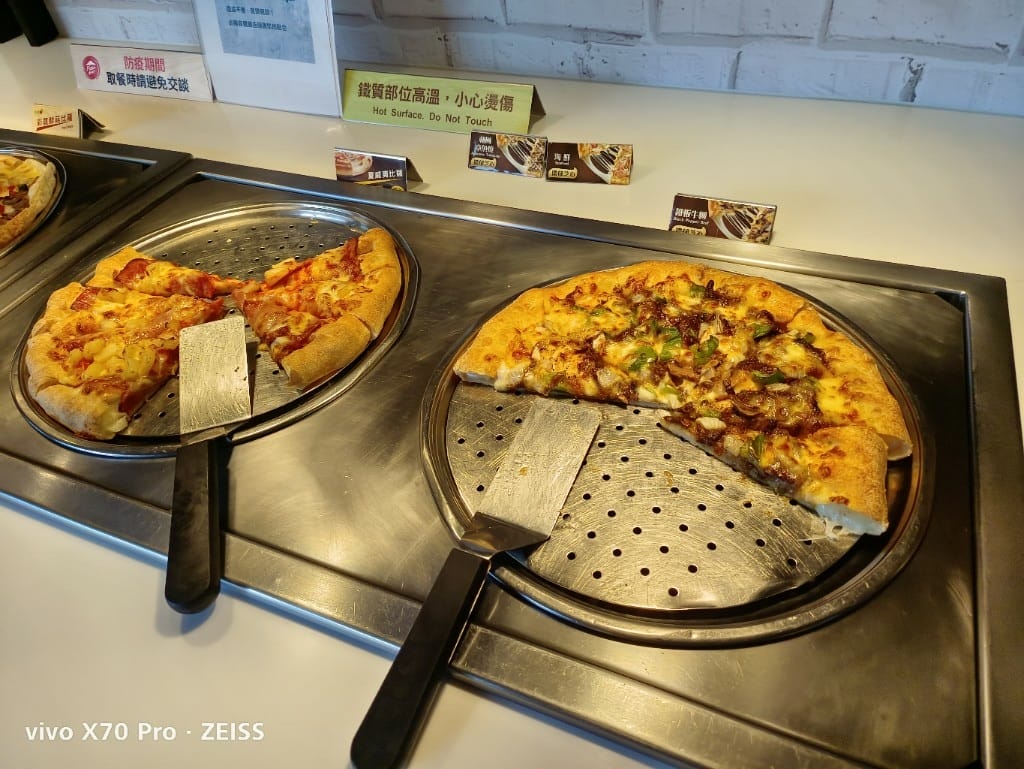【台北美食】必勝客歡樂吧，久沒吃會想念的烤雞自由囉！