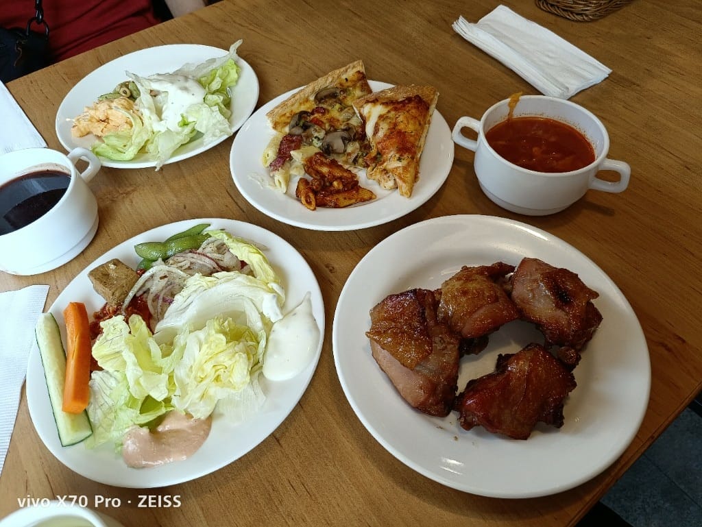 【台北美食】必勝客歡樂吧，久沒吃會想念的烤雞自由囉！