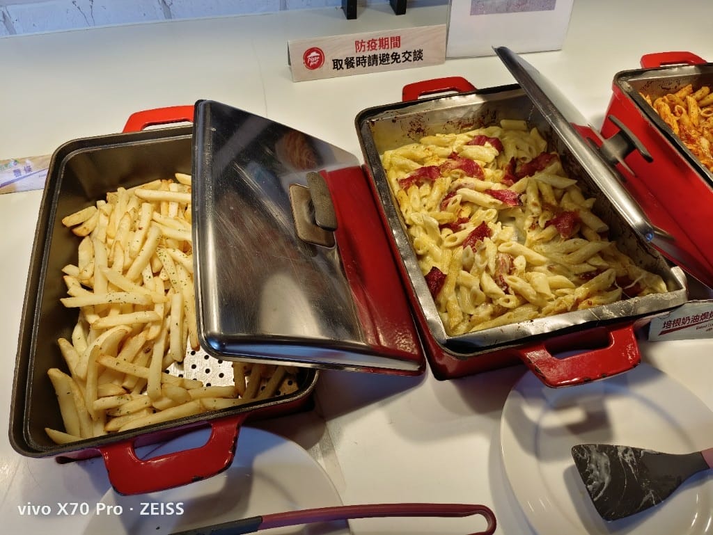 【台北美食】必勝客歡樂吧，久沒吃會想念的烤雞自由囉！