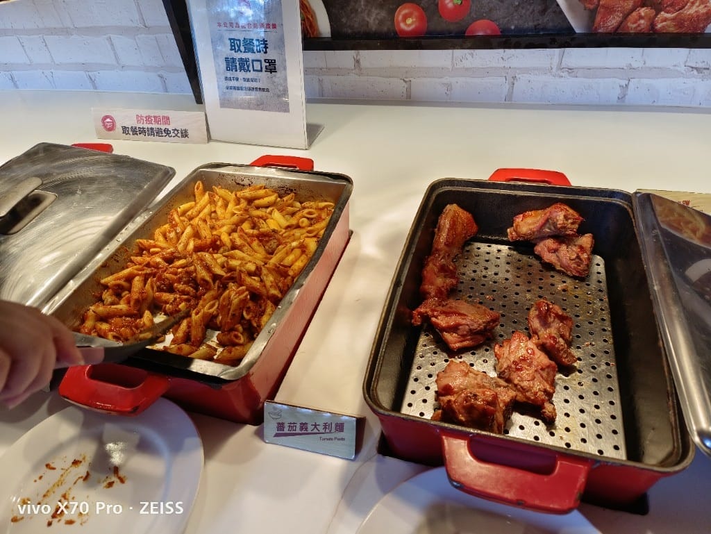 【台北美食】必勝客歡樂吧，久沒吃會想念的烤雞自由囉！