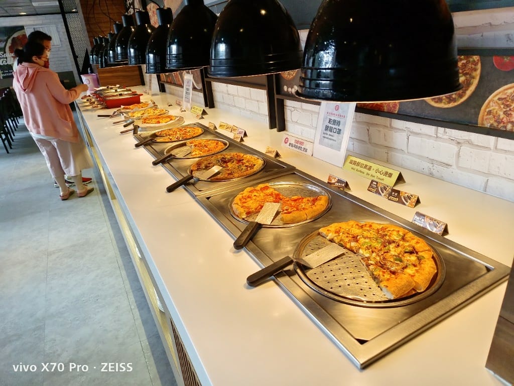 【台北美食】必勝客歡樂吧，久沒吃會想念的烤雞自由囉！